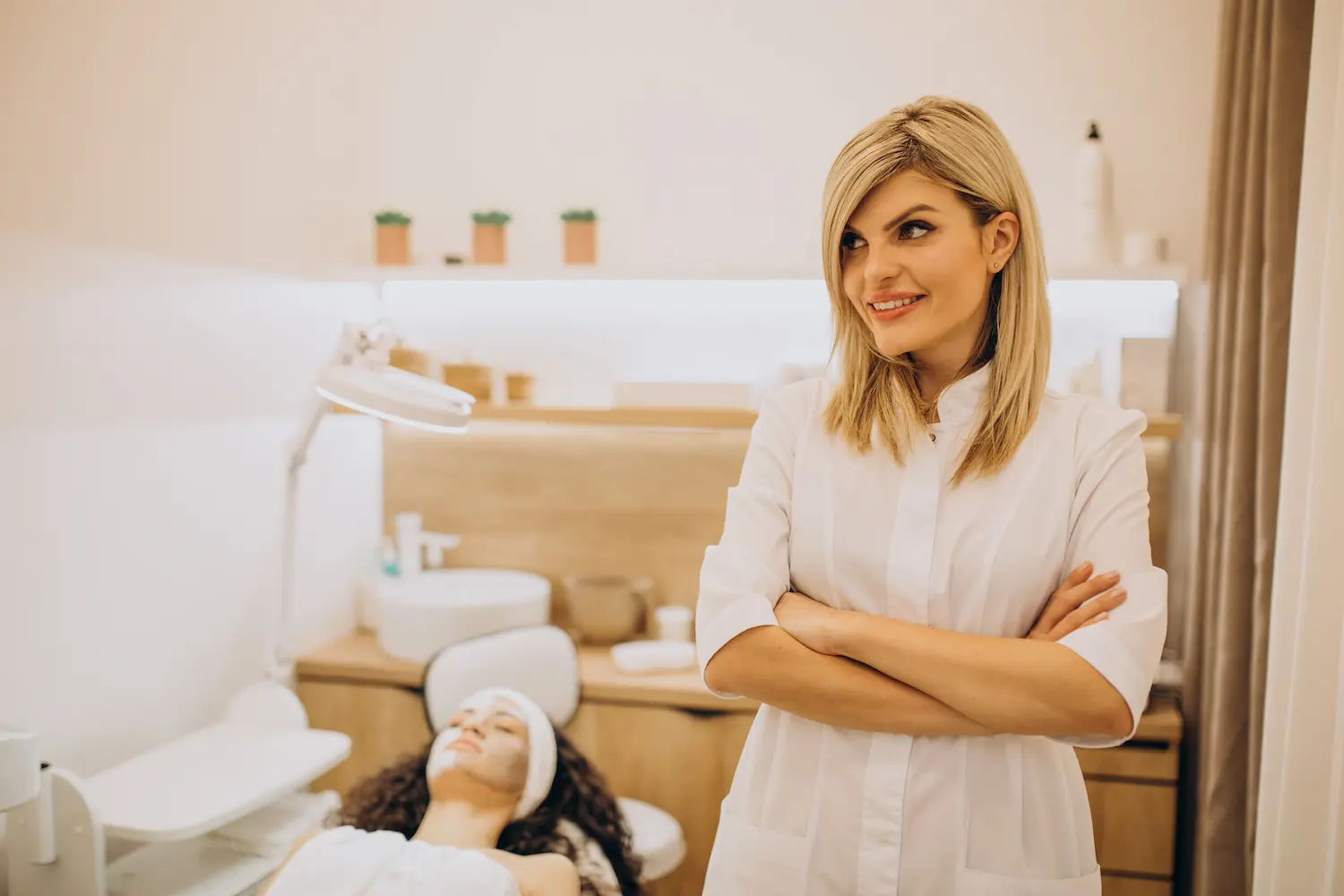 Mesoterapia Mejorada: Innovación en Hidratación y Rejuvenecimiento en Medicina Estética 4 Auxiliar de medicina estética en una consulta en Reino Unido