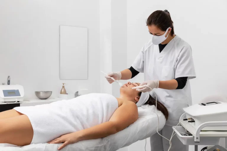 Dermatóloga aplicando un tratamiento de medicina estética con ácidos