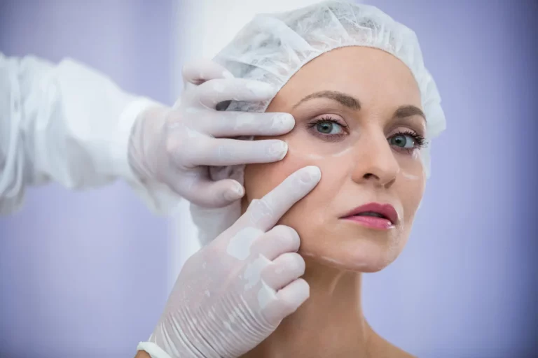 Primer plano de una mujer con cremas en la cara antes de someterse a un tratamiento con botox